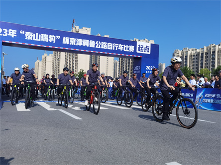 视频pg电子平台丨京津冀鲁公路自行车比赛乐陵开赛！(图3)