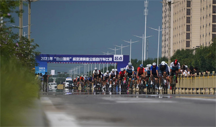 视频pg电子平台丨京津冀鲁公路自行车比赛乐陵开赛！(图2)